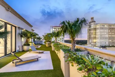 Giralda Place, Coral Gables, photo 1