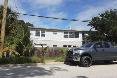 799 NE 34th Ct, Oakland Park: photo 1 of 26