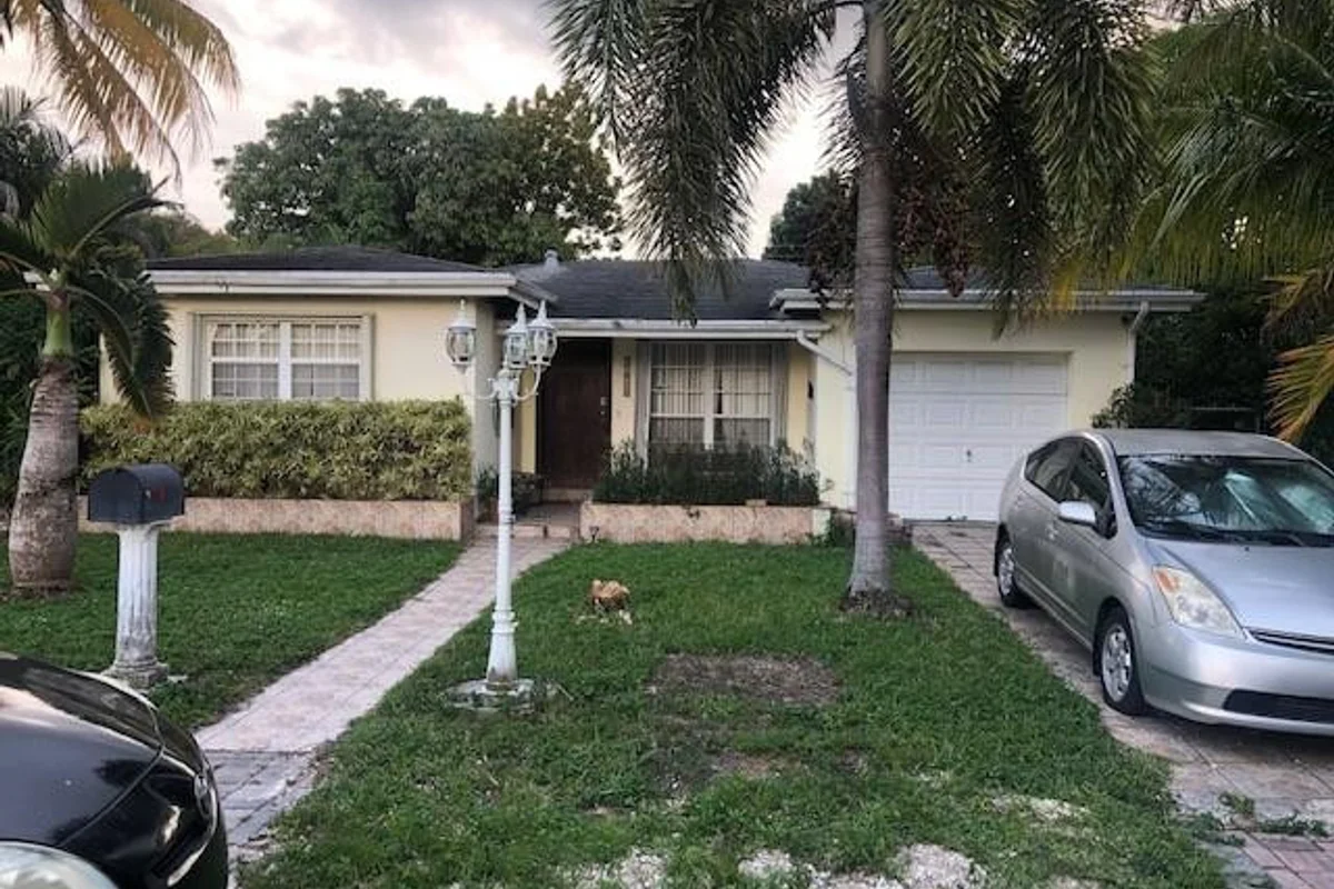 1660 NE 174th St, North Miami Beach: photo 1 of 2