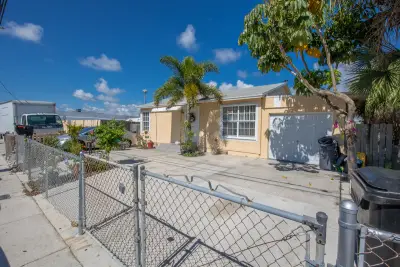 922 S Dixie St, Lake Worth Beach: photo 1 of 20