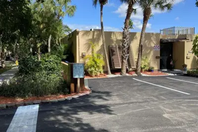 16023 Kingsmoor Way, Miami Lakes: photo 1 of 12