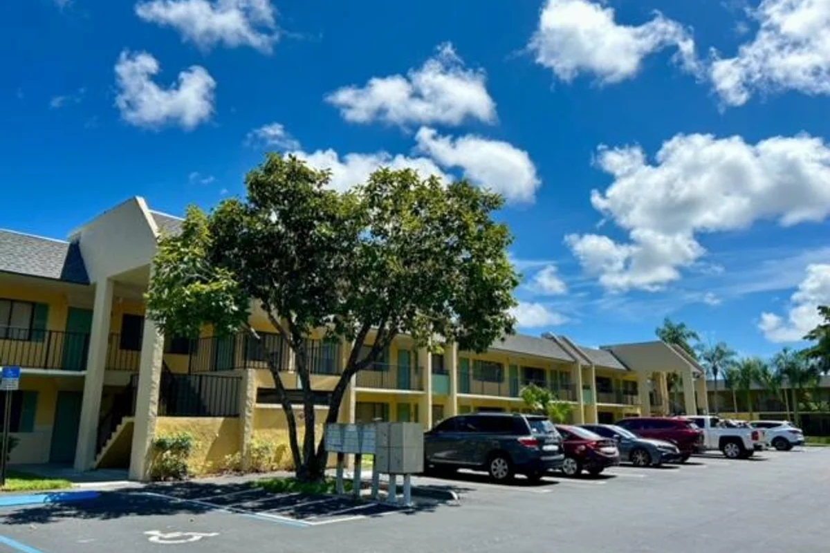 1830 W Meadows Cir, Boynton Beach: photo 1 of 40
