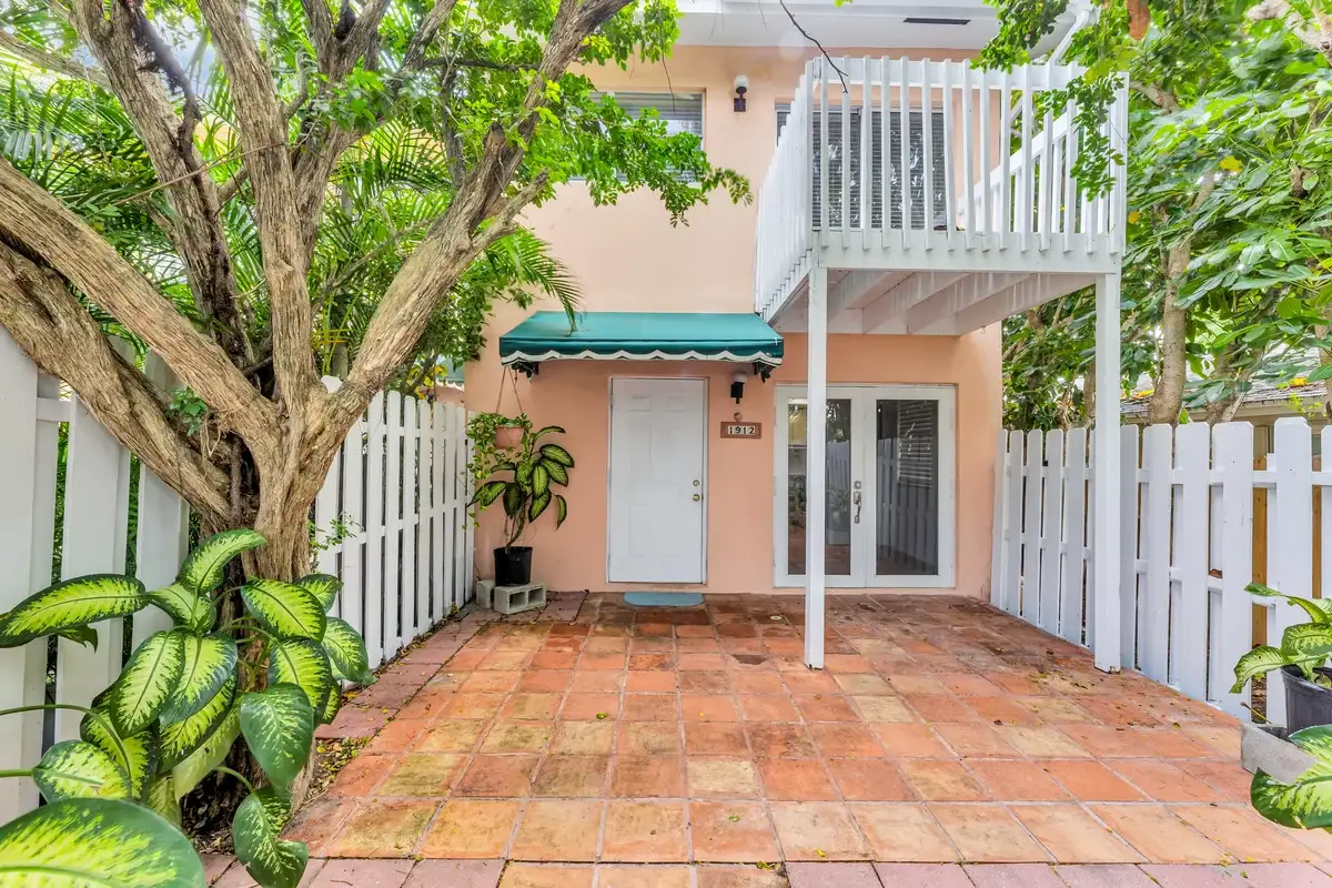 1912 NE 6th St, Deerfield Beach: photo 1 of 38