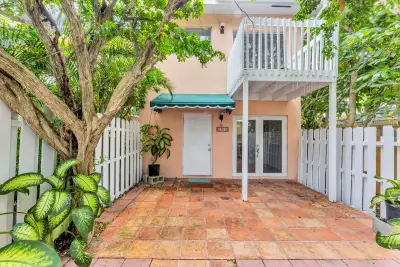 1912 NE 6th St, Deerfield Beach: photo 1 of 38
