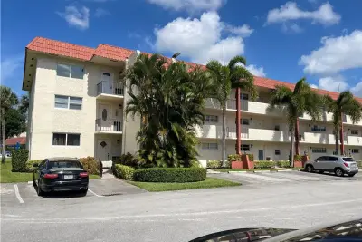 9410 N Hollybrook Lake Dr #310, Pembroke Pines: photo 1 of 10