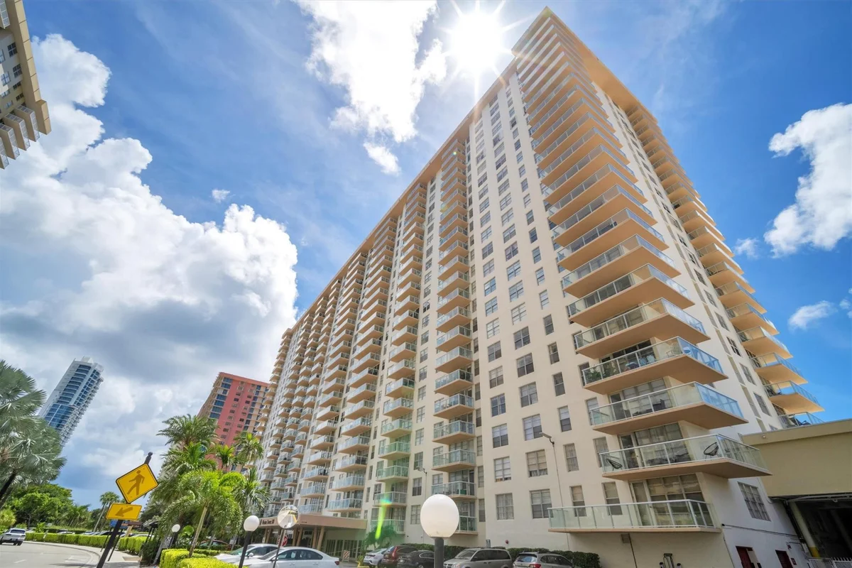 230 174th St #814, Sunny Isles Beach: photo 1 of 26