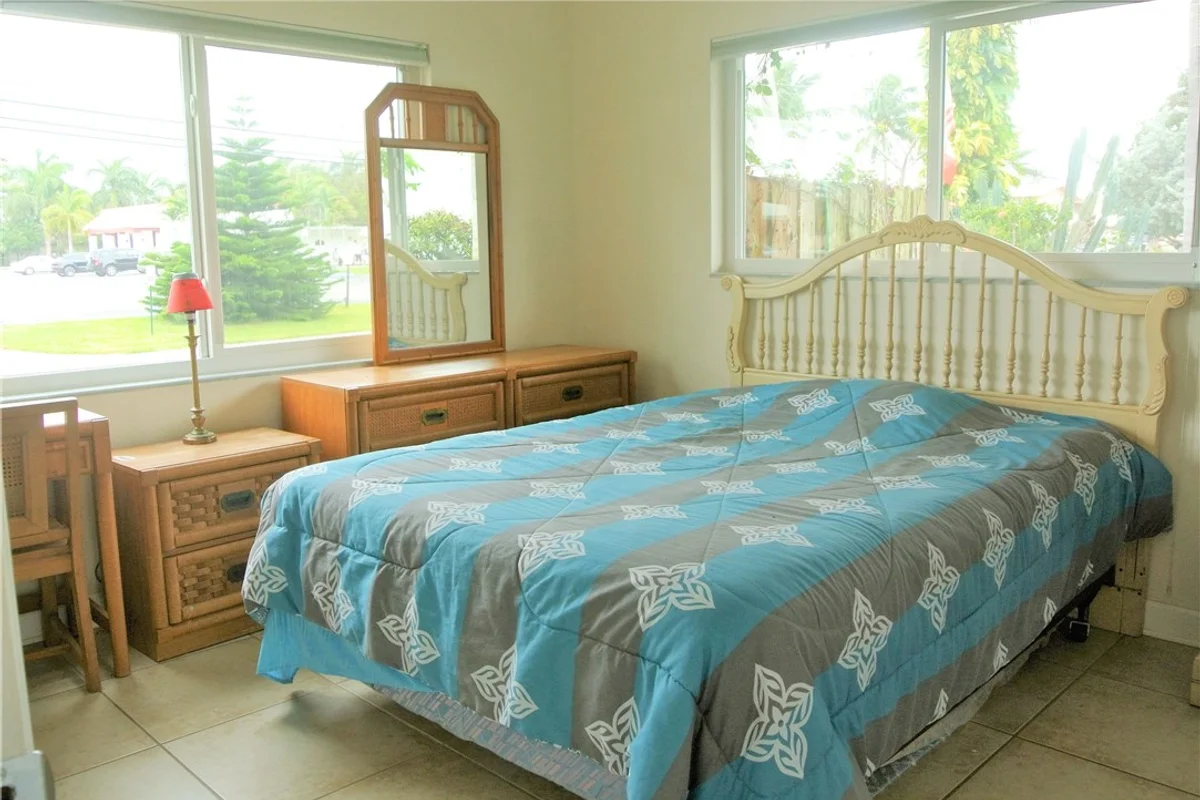 6790 SW 72 St, South Miami: photo 1 of 34