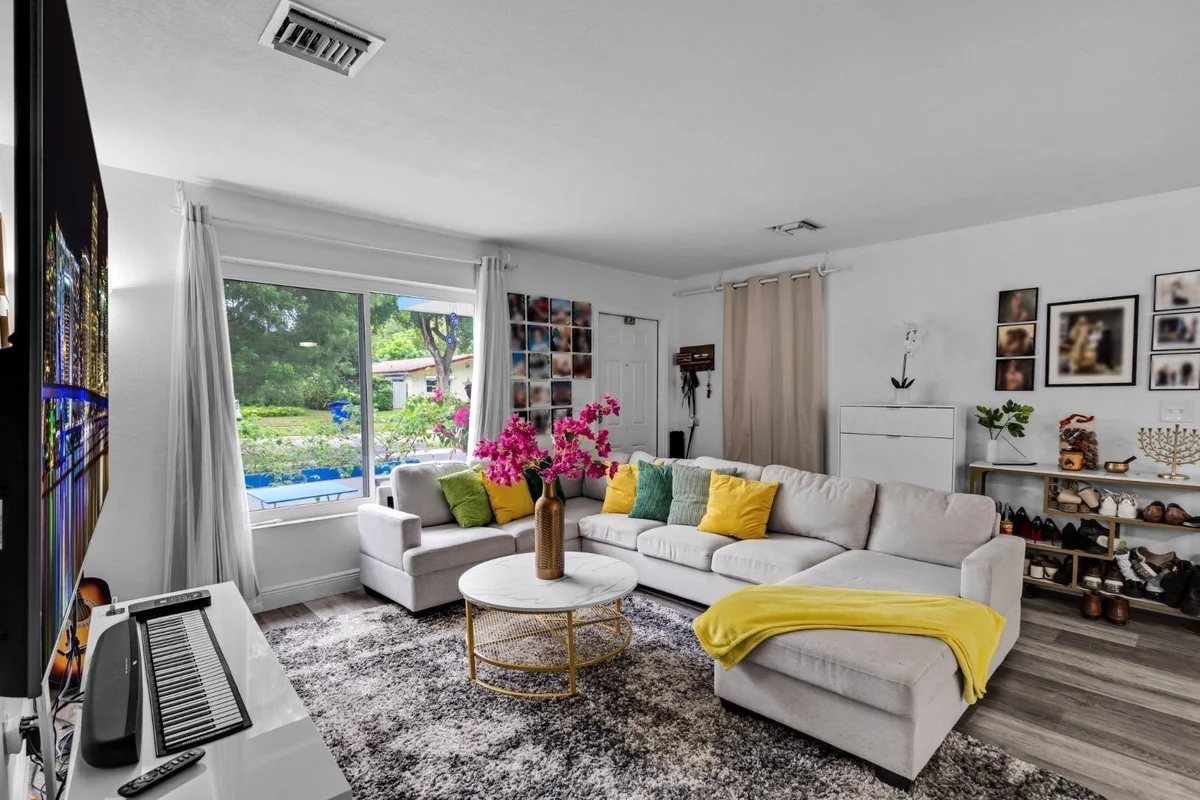 315 S 57th Ave, Hollywood: photo 1 of 19