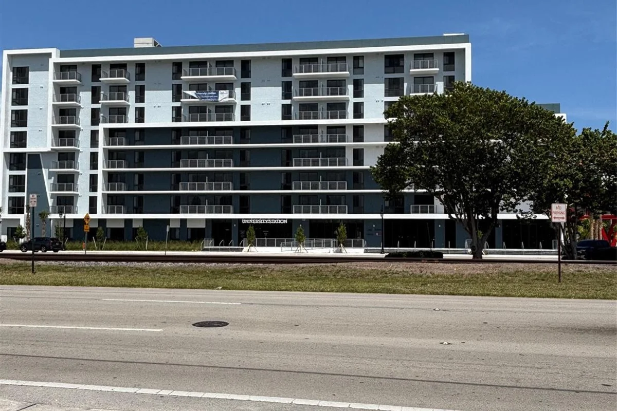 2125 Polk St, Hollywood: photo 1 of 9
