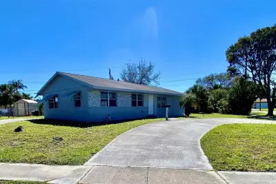 1654 43rd St, West Palm Beach: photo 1 of 17