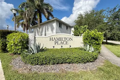 907 SE 17th Ct, Homestead: photo 1 of 8