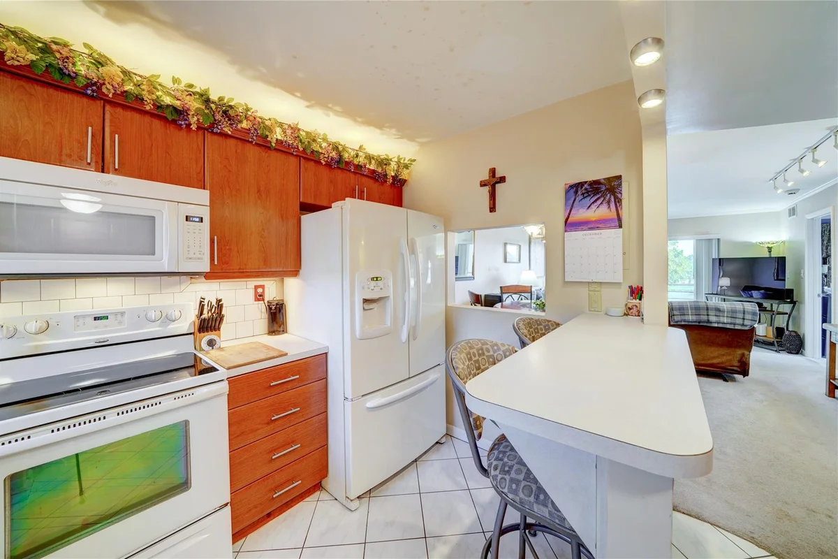 9440 Sunrise Lakes Blvd #312, Sunrise: photo 1 of 15