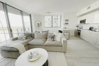 121 NE 34th St #1409, Miami: photo 1 of 10
