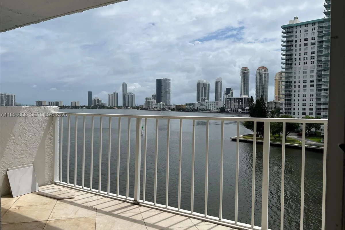 4000 NE 170th St #604, North Miami Beach: photo 1 of 22