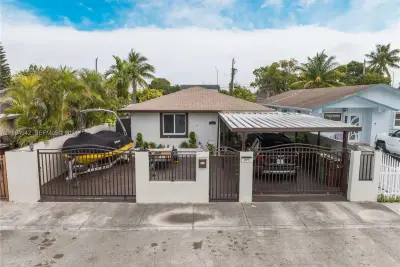 875 E 29th St, Hialeah: photo 1 of 38