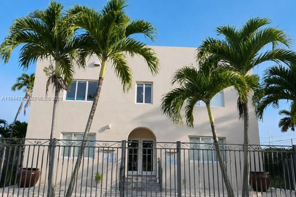 2500 NE 192nd St, Miami: photo 1 of 22
