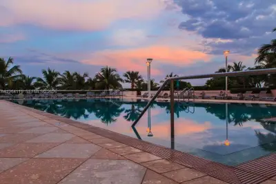 100 Lincoln Rd #943, Miami Beach: photo 1 of 57