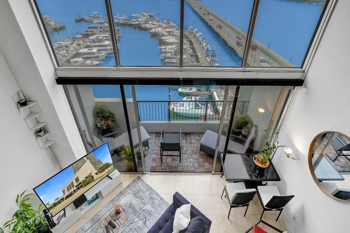 555 NE 15th St #T4, Miami: photo 1 of 43