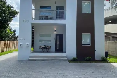 190 NW 57th St, Miami: photo 1 of 11
