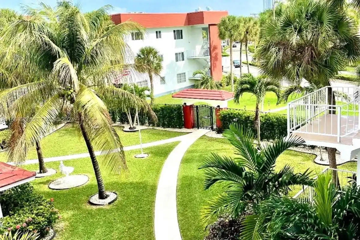 580 Egret Dr #308, Hallandale Beach: photo 1 of 29