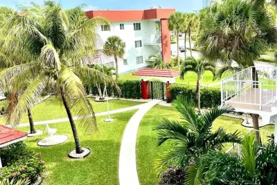 580 Egret Dr #308, Hallandale Beach: photo 1 of 29