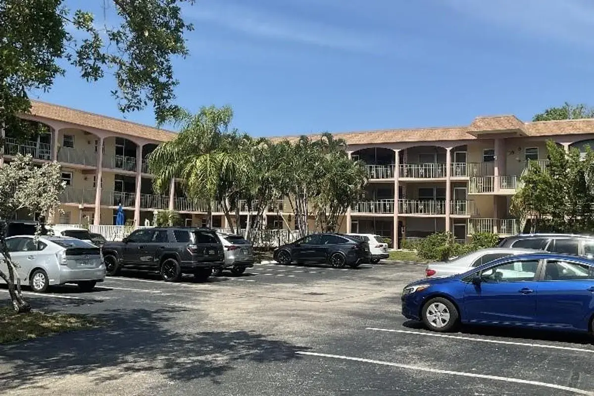 100 SE 6th Ave #206, Pompano Beach: photo 1 of 15