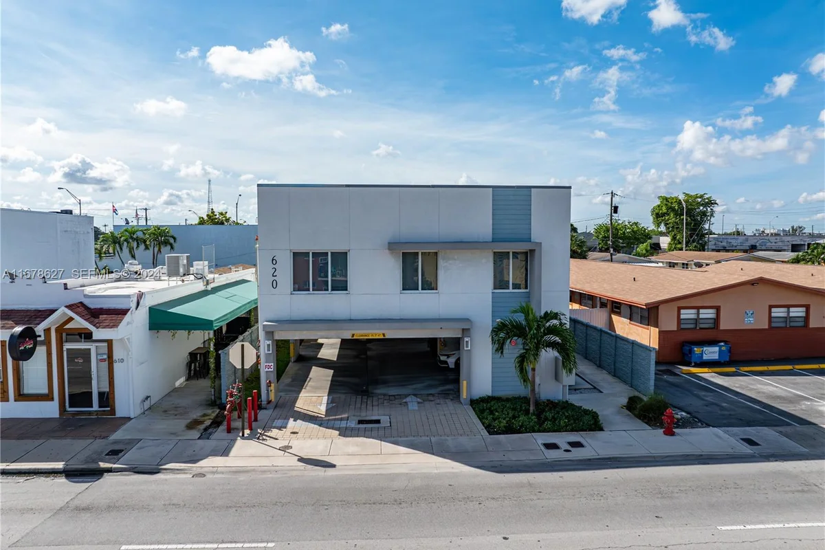 620 W 29th St, Hialeah: photo 1 of 26