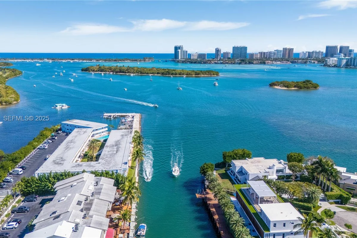 2700 NE 135th St #32, North Miami: photo 1 of 40