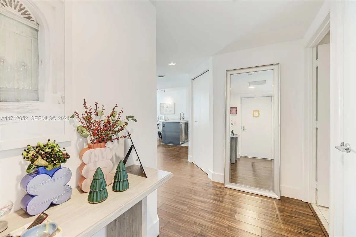 55 SE 6th St #3407, Miami: photo 1 of 33