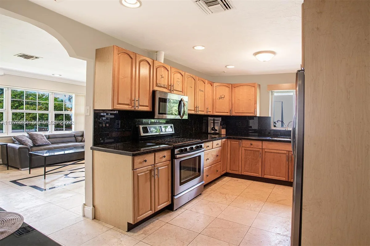 1531 Moffett St, Hollywood: photo 1 of 34