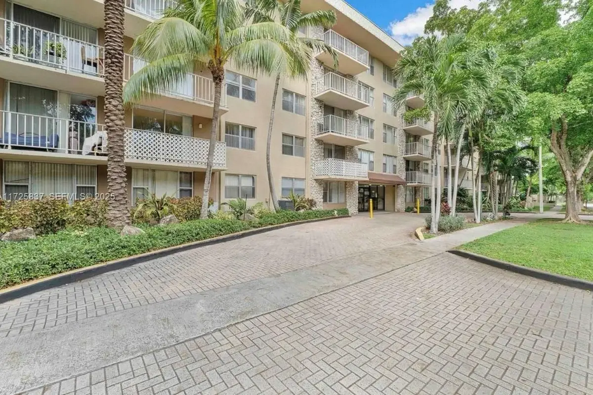 1805 Sans Souci Blvd #429, North Miami: photo 1 of 28