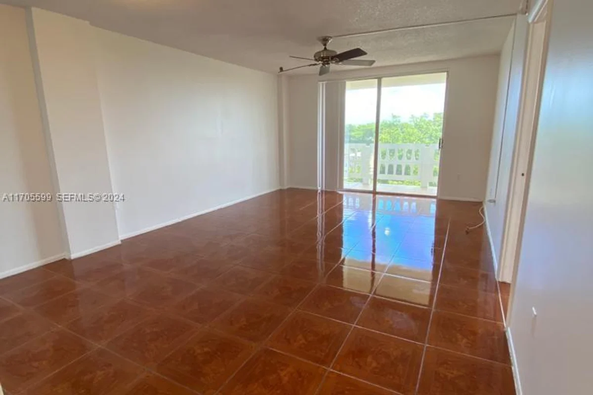 15600 NW 7th Ave #520, Miami: photo 1 of 14