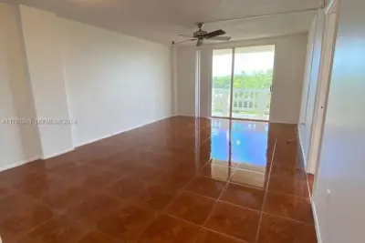 15600 NW 7th Ave #520, Miami: photo 1 of 14