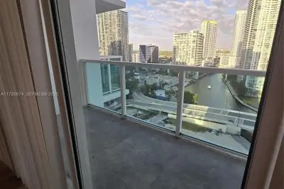 31 SE 5th St #2409, Miami: photo 1 of 11