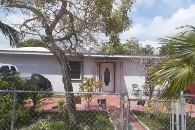 625 E 28th St, Hialeah: photo 1 of 9