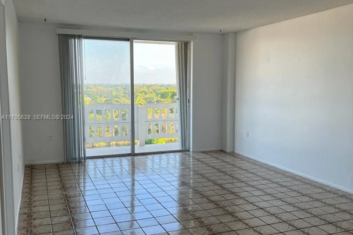 15600 NW 7th Ave #821, Miami: photo 1 of 11