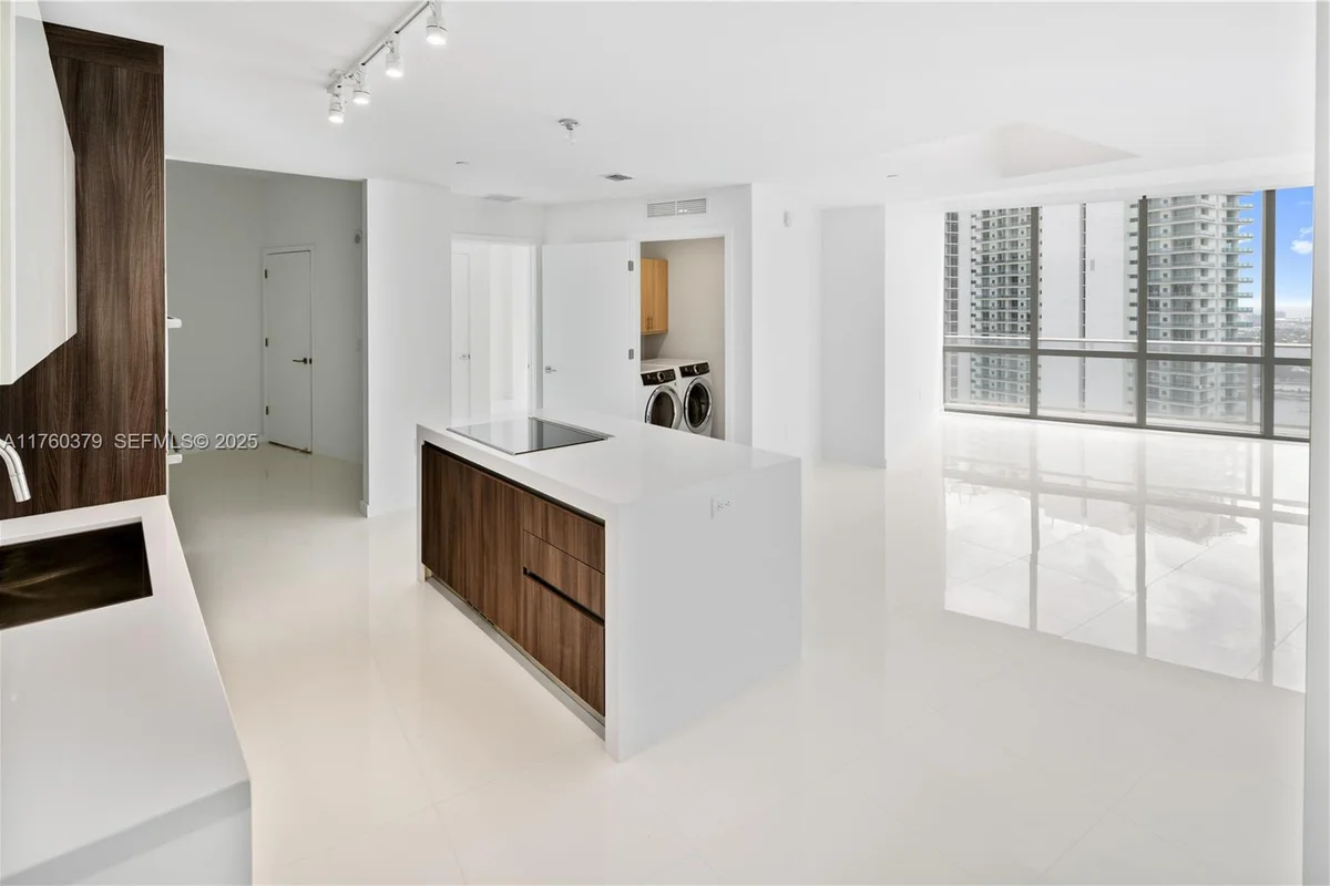 851 NE 1st Ave #4203, Miami: photo 1 of 34