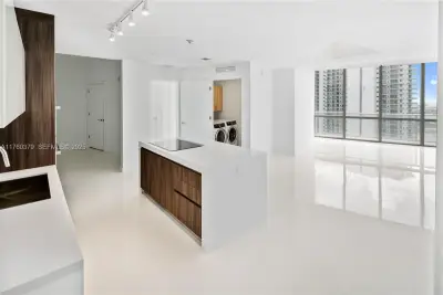 851 NE 1st Ave #4203, Miami: photo 1 of 34