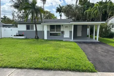 1426 Arthur St, Hollywood: photo 1 of 23