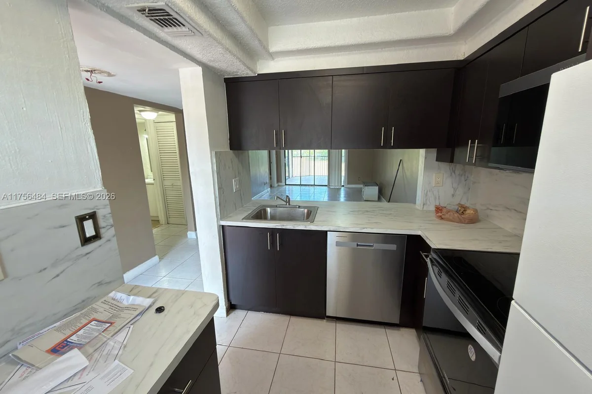 3400 Foxcroft Rd #212, Miramar: photo 1 of 22