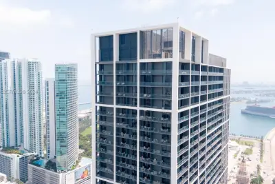601 NE 1 Ave #4704, Miami: photo 1 of 43