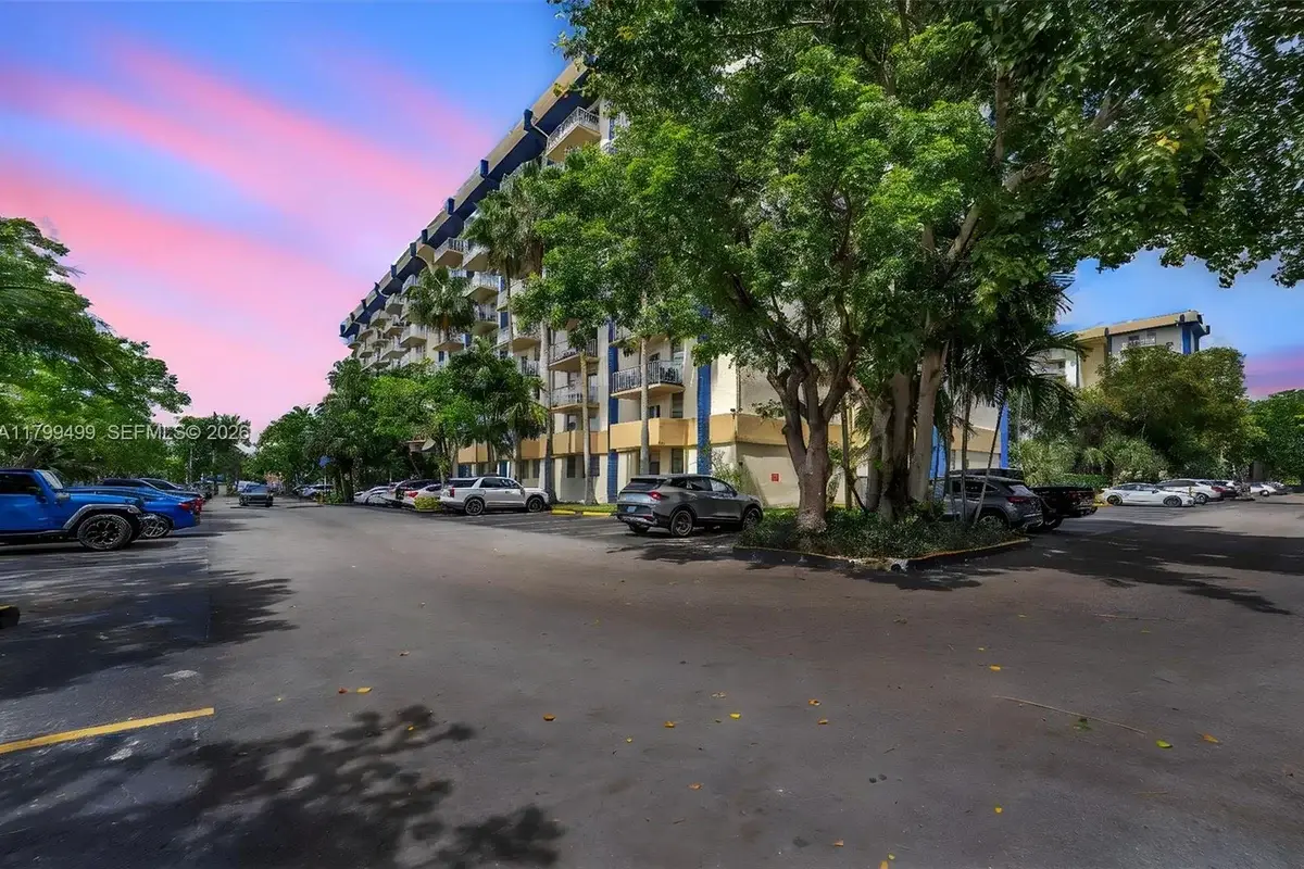 4550 NW 9th St #106E, Miami: photo 1 of 23
