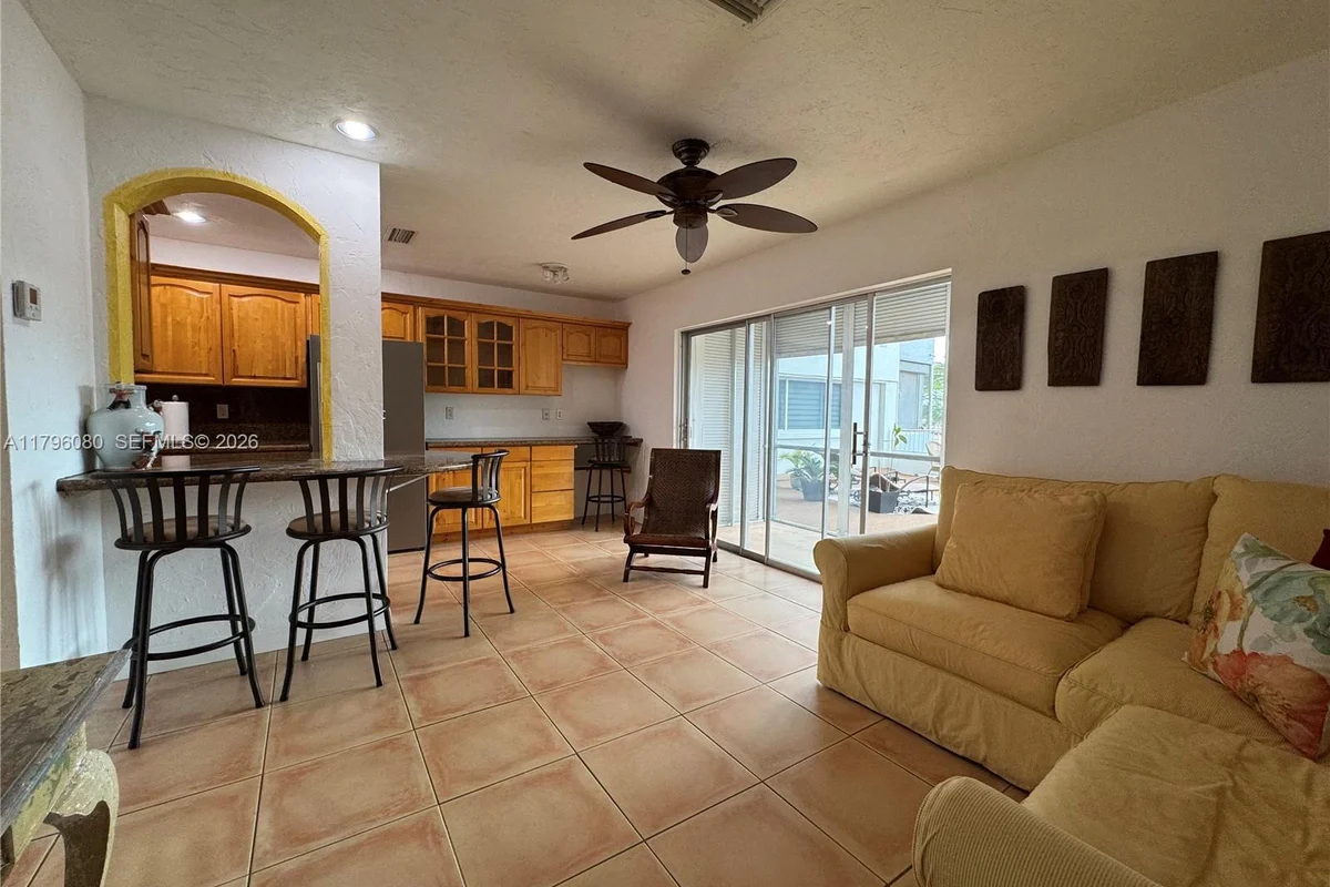 1700 Pierce St #202, Hollywood: photo 1 of 50