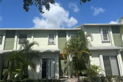 878 Crystal Lake Dr, Deerfield Beach: photo 1 of 13