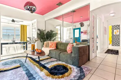 260 NE 45th St, Miami: photo 1 of 34