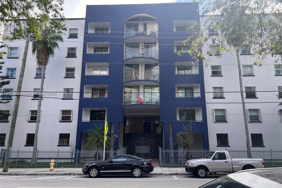 546 SW 1st St #611, Miami: photo 1 of 14