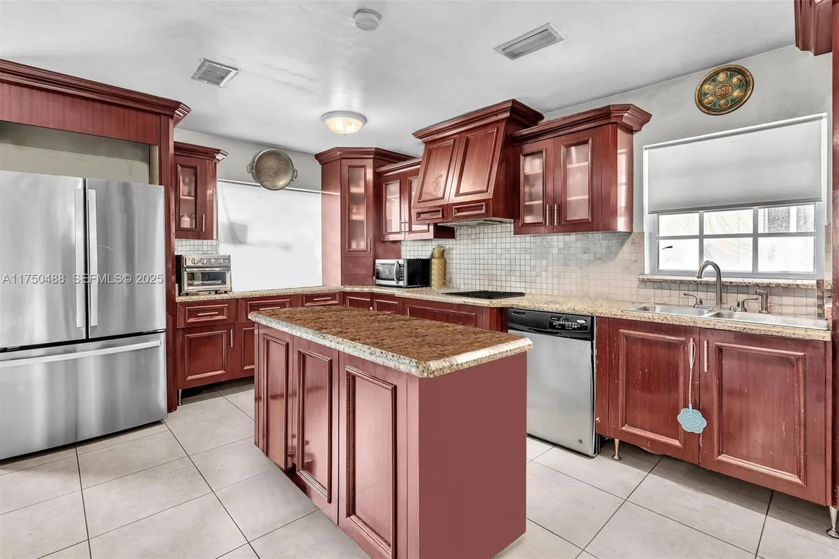 2631 NE 214th St, Miami: photo 1 of 43