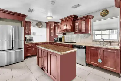 2631 NE 214th St, Miami: photo 1 of 43