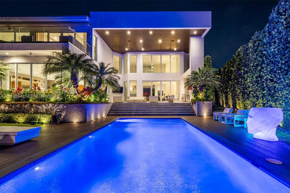 420 Island Dr, Key Biscayne: photo 1 of 82