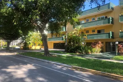 1975 NE 135th St #2D, North Miami: photo 1 of 25